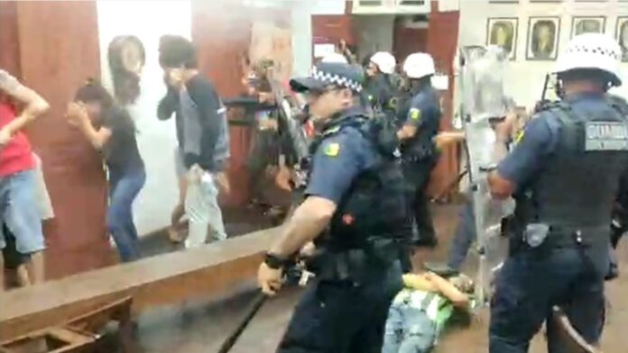 Confronto entre GM e manifestantes em Ouro Preto. Foto - Reprodução de vídeo