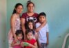 Fugindo da miséria na Venezuela, família com 5 filhos menores encontra oportunidade em Itabirito Adriana Fajardo e seus filhos. Foto - Radar Geral