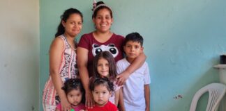 Fugindo da miséria na Venezuela, família com 5 filhos menores encontra oportunidade em Itabirito Adriana Fajardo e seus filhos. Foto - Radar Geral