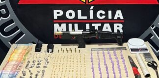 Tráfico na Prainha, em Mariana: 3 presos pela PM; e ainda 1 menor e 1 submetralhadora apreendidos Arma apreendidas e drogas apreendidas pela PM em Mariana. Foto - PMMG