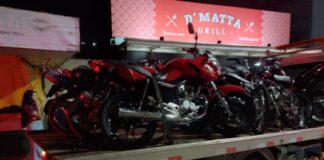 Por direção perigosa e outras infrações, 8 motos apreendidas e 28 multas aplicadas em Itabirito Motos sendo conduzidas para a Pátio Credenciado. Foto - PMMG