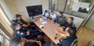 Itabirito: atuação da GM nos fins de semana na Praça da Estação será reforçada Reunião entre a comandante e os inspetores. Foto - GM de Itabirito