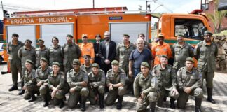 Prefeitura de Itabirito entrega caminhão 0 km de combate a incêndios para a Brigada Municipal autoridades municipais em frente ao novo caminhão