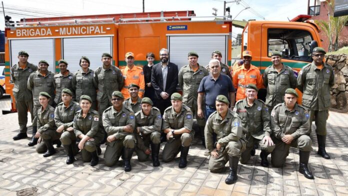 autoridades municipais em frente ao novo caminhão