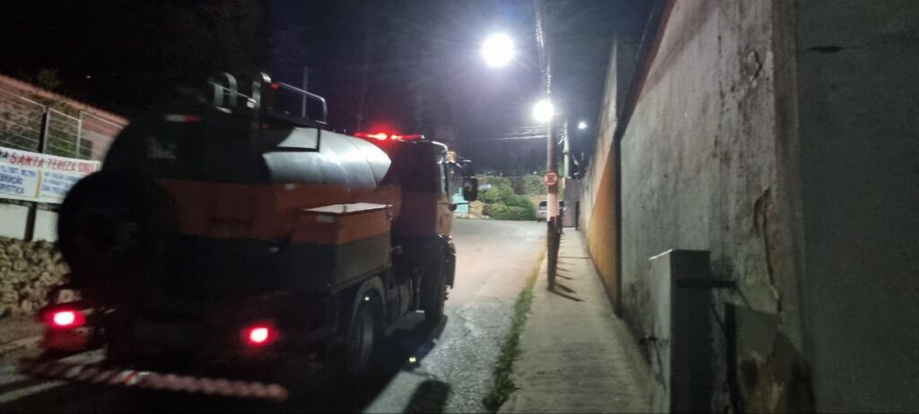 Mais 8 mil litros de água chegando ao local do incêndio. Foto - Radar Geral