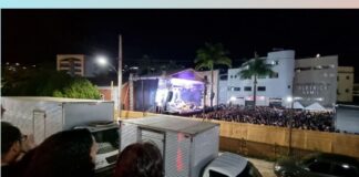 Itabirito: Festa do Pastel de Angu, com Almir Sater, lota Praça da Estação; leia opiniões Público ocupou todos os lugares disponíveis para ver o show de Almir Sater. Foto - Radar Geral