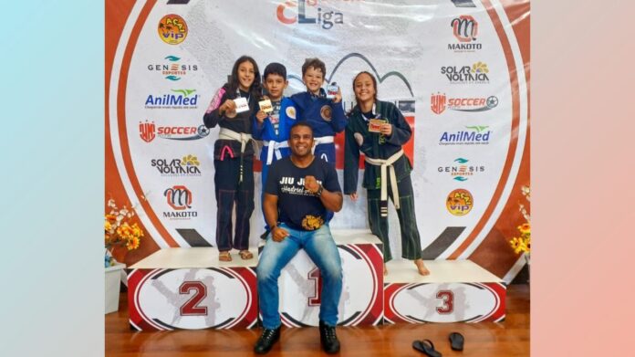 Hadriel e os jovens Giovanna, David, Eduardo e Gabrielle. Os 4 medallistas (de Itabirito) no BH Open de Jiu-jítsu. Foto - Divulgação