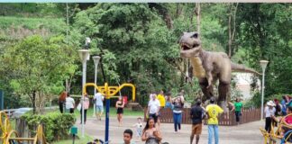 Em domingo de eleição, Mundo Jurássico movimenta Parque Ecológico de Itabirito Tiranossauo Rex - o número 1 dos carnívoros é uma das atrações mais vistas na exposição. Foto - Radar Geral