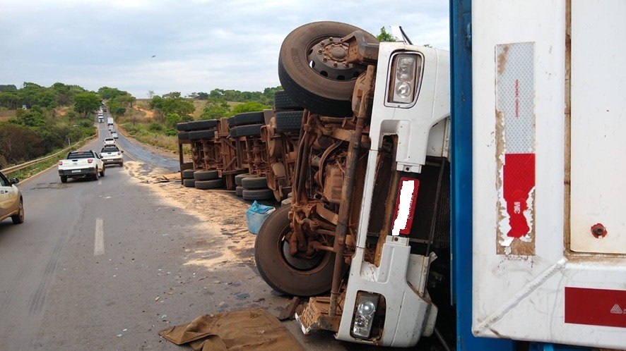 Carreta capota e motorista morre na MG-383, em Conselheiro Lafaiete, na  Região Central, Minas Gerais