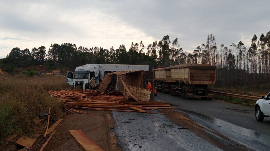 Carreta capota e motorista morre na MG-383, em Conselheiro Lafaiete, na  Região Central, Minas Gerais