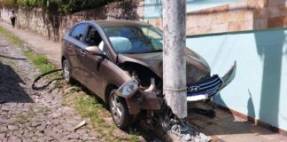 Itabirito: carro em que estavam mãe e filho bate em poste próximo à Escola Dr. Raul Soares O estrago no carro foi considerável. Foto - Brigada Municipal