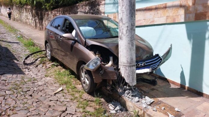 O estrago no carro foi considerável. Foto - Brigada Municipal