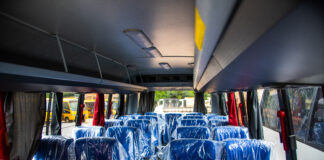 Itabirito tem 2 ônibus novos para transporte de pacientes da hemodiálise Interior dos novos ônibus que servirão à Saúde de Itabirito. Foto - Prefeitura