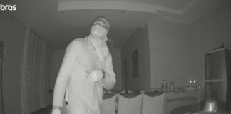 Cabral, Itabirito: bandidos ficam 1h30 furtando sítio e levam R$ 16 mil em mercadoria; veja vídeo Bandido usa máscara para cometer o crime no Cabral, em Itabirito. Foto - Reprodução