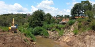 Amarantina, Ouro Preto: Prefeitura realiza obras de desassoreamento do Rio Maracujá Trabalho de desassoreamento no Rio Maracujá, em Amarantina. Foto - Prefeitura de Ouro Preto