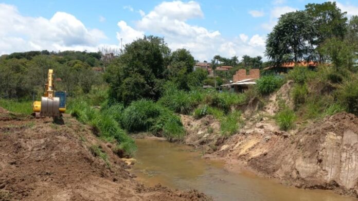 Trabalho de desassoreamento no Rio Maracujá, em Amarantina. Foto - Prefeitura de Ouro Preto