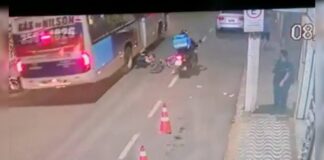 Adolescente atropelado por ônibus em Itabirito recebe alta hospitalar e já está em casa Momento em que o jovem é atropelado pelo ônibus da Serra Verde em Itabirito. Foto - Reprodução