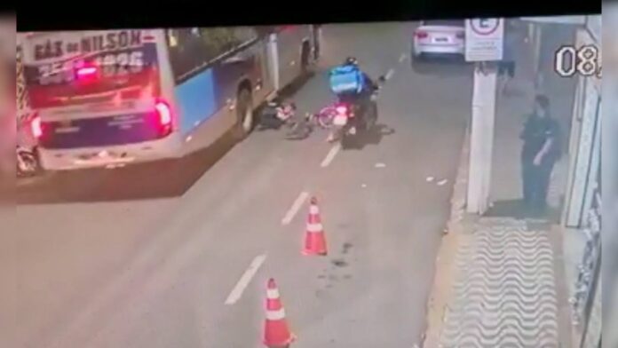 Momento em que o jovem é atropelado pelo ônibus da Serra Verde em Itabirito. Foto - Reprodução