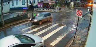 Mulher é atropelada em Mariana e GM diz que semáforo do local voltará a funcionar; veja vídeo