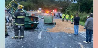 BR-040: caminhão, que transportava prensa hidráulica, capota e deixa 2 feridos; veja fotos Acidente em Barbacena deixa 2 gravemente feridos. Foto - CBMMG