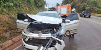 Itabirito, BR-356: 2 picapes se chocam na Serra da Santa O estrago no carro revela a força do impacto. Foto - Brigada Municipal de Itabirito