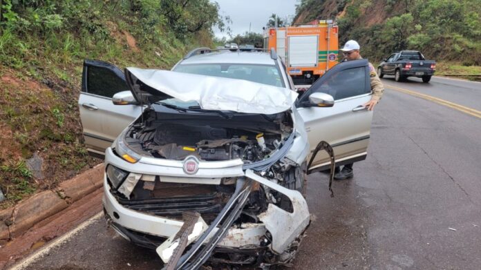 O estrago no carro revela a força do impacto. Foto - Brigada Municipal de Itabirito