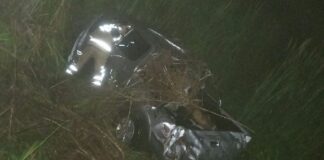 BR-040: Hilux capota ao cair em barranco de 20 metros A caminhonete ficou bastante danificada. Foto - CBMMG