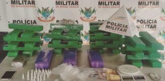 Ouro Branco: ao atender ocorrência de violência doméstica, PM apreende 51 barras de maconha Drogas e materiais apreendidos em Ouro Branco. Foto - PMMG - Divulgação