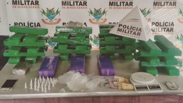Drogas e materiais apreendidos em Ouro Branco. Foto - PMMG - Divulgação