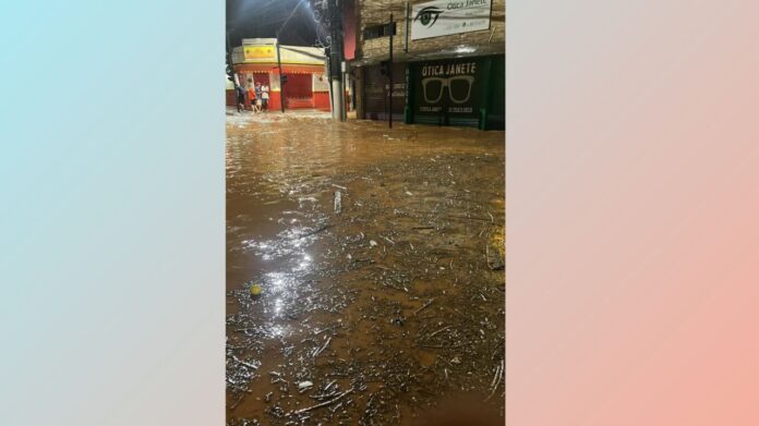 Águas do Córrego da Carioca invadem Centro de Itabirito. Foto - Reprodução