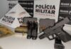 Mariana: PM prende homem que descumpriu, por 2 vezes, medida protetiva em favor da ex-companheira Arma e munição apreendidas em Mariana. Foto - PMMG