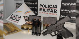Mariana: PM prende homem que descumpriu, por 2 vezes, medida protetiva em favor da ex-companheira Arma e munição apreendidas em Mariana. Foto - PMMG
