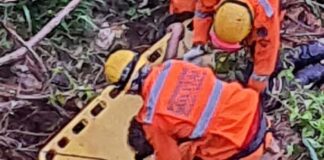 Corpo com marcas de tiros no rosto é encontrado em Mariana Momento em que o corpo estava sendo retirado pelos bombeiros. Foto - CBMMG