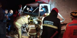 Mariana: acidente envolvendo caminhão deixa vítima presa às ferragens na MG-262 Pelo menos uma das vítimas ficou presa às ferragens. Foto - CBMMG