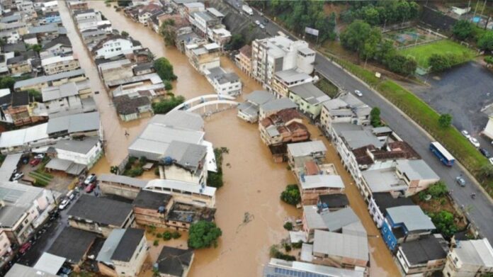 Imagem atual de enchente em cidade de Minas. Foto - CBMMG