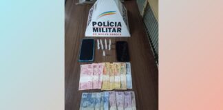 Itabirito: PM prende 2 suspeitos de tráfico que portavam drogas dentro de carro parado no Praia Materiais apreendidos com os suspeitos em Itabirito. Foto - PMMG