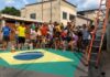 Pelo Brasil na Copa do Mundo 2022: moradores do Tombadouro, em Itabirito, enfeitam rua; veja fotos Em nome da Seleção Brasileira, moradores se reúnem para enfeitar rua no Tombadouro. Foto - Divulgação