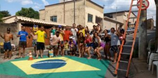 Pelo Brasil na Copa do Mundo 2022: moradores do Tombadouro, em Itabirito, enfeitam rua; veja fotos Em nome da Seleção Brasileira, moradores se reúnem para enfeitar rua no Tombadouro. Foto - Divulgação
