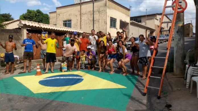 Em nome da Seleção Brasileira, moradores se reúnem para enfeitar rua no Tombadouro. Foto - Divulgação