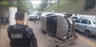 Itabirito: acidente entre 2 veículos faz carro tombar em frente ao Parque Ecológico; veja fotos Carro tomba em Itabirito. Foto - GM (1)