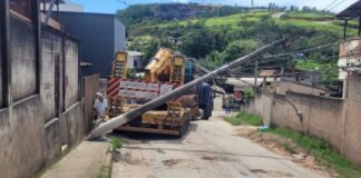 Itabirito: carreta derruba poste no bairro São José Carreta danifica poste no bairro São José. Foto - GM Itabirito
