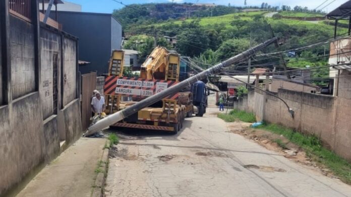 Carreta danifica poste no bairro São José. Foto - GM Itabirito