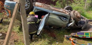 BR-040: motorista cochila ao volante e capota carro no Jardim Canadá, em Nova Lima Motorista ficou um um dos braços presos. Foto - CBMMG