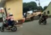 Itabirito: 2 menores de moto fogem da PM, entram na contramão, mas são apreendidos; veja vídeo À esquerda, os dois adolescentes fugindo de moto pela contramão. À direita, PM no encalço. Foto - Reprodução