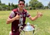 Promissor goleiro de Itabirito vence torneio na Argentina pelo Athletic de São João del-Rei Kadu com a taça da Noa Cup. Foto - Arquivo pessoal