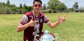 Promissor goleiro de Itabirito vence torneio na Argentina pelo Athletic de São João del-Rei Kadu com a taça da Noa Cup. Foto - Arquivo pessoal