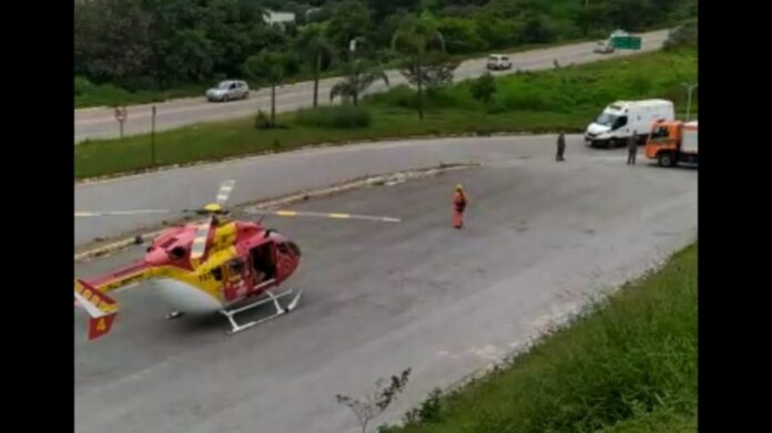 Aeronave pousa na UPA de Itabirito para levar vítima para hospital especializado em traumas referência em Minas. Foto - Reprodução