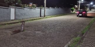 Atenção, motoristas e motociclistas de Itabirito: buraco se abre no meio de uma rua do Bela Vista Buraco fica nas proximidades da Padaria São Judas Tadeu, no Bela Vista. Foto - Radar Geral