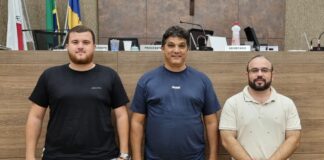 Câmara de Itabirito: Arnaldo é reeleito presidente Lucas, Arnaldo e Márcio Juninho: Mesa Diretora reeleita. Foto - Ascom