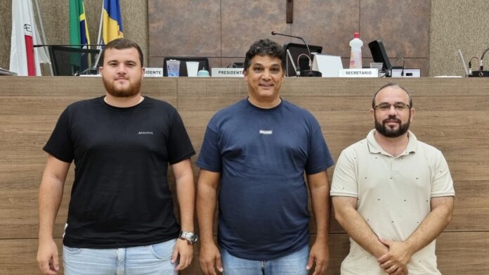 Lucas, Arnaldo e Márcio Juninho: Mesa Diretora reeleita. Foto - Ascom